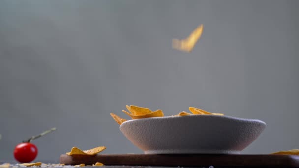 Tortillas chips faller ner i vit skål — Stockvideo