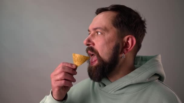 Hombre barbudo comiendo Tortillas fritas en cámara lenta. — Vídeos de Stock