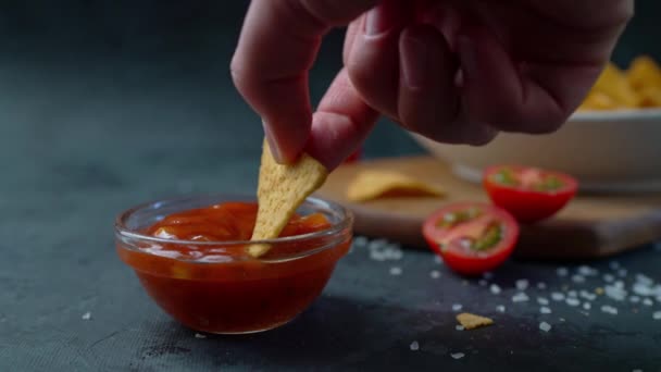 Tangan mencelupkan keripik Tortilla dalam saus salsa — Stok Video