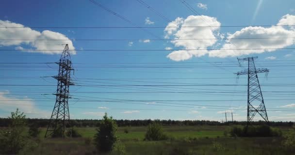 野外高压线路和传送带的无人机视点 — 图库视频影像
