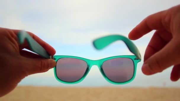 Homme portant des lunettes de soleil sur la plage vue à la première personne — Video