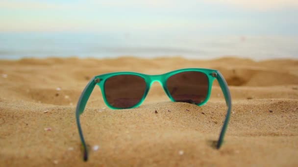 Gafas de sol verdes en la playa — Vídeos de Stock