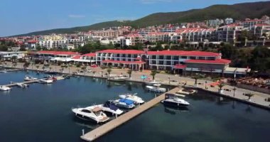 Bulgaristan 'ın Sveti Vlas kentindeki marinadaki teknelerin insansız hava görüntüsü