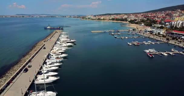 Drone luchtfoto van de jachten en boten in de jachthaven in Sveti Vlas, Bulgarije — Stockvideo