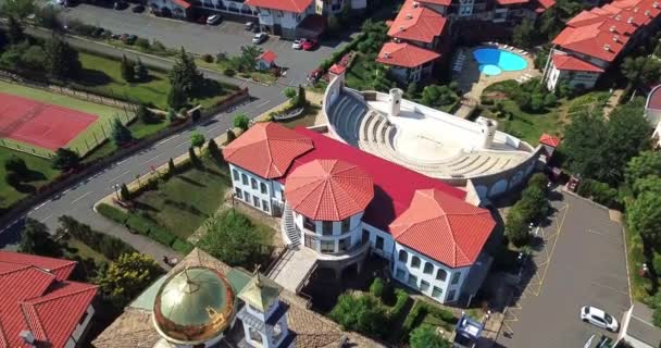 Drone vista superior sobre a Igreja Ortodoxa de Saint Vlasiy em Sveti Vlas, Bulgária — Vídeo de Stock