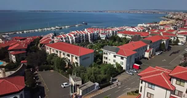 Drone luftfoto af de tipiske hus tage i Sveti Vlas by. Bulgarien – Stock-video