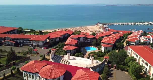 Mar litoral e Igreja Ortodoxa de Saint Vlasiy em Sveti Vlas, Bulgária — Vídeo de Stock