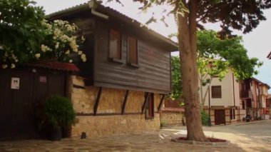 NESEBAR, BULGARIA - Haziran 2021: Tipik Güneş Işıklı Eski Şehir manzarası
