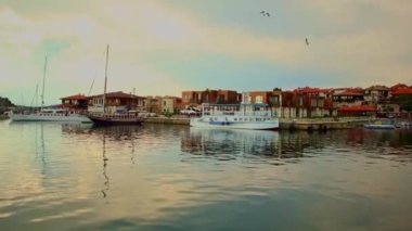 NESEBAR, BULGARIA - HAZİRAN 2021 Akşam Nessebar Limanı