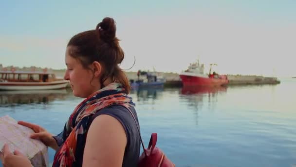Женщина-туристка на пирсе Несебра, Болгария — стоковое видео