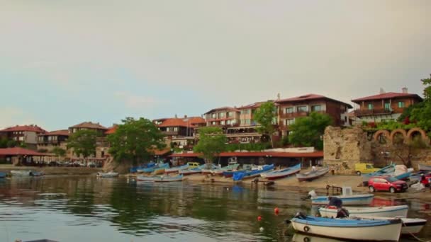 NESEBAR, BULGARIEN - JUNI 2021: Hafen von Nessebar am Abend — Stockvideo