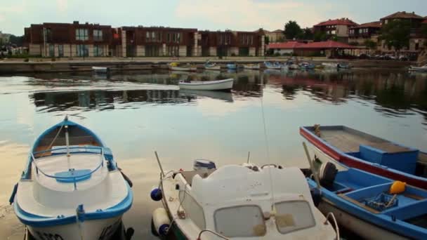 NESEBAR, BULGARIEN - JUNI 2021: Motorboot kehrte am Abend vom Fischen zurück Hafen — Stockvideo