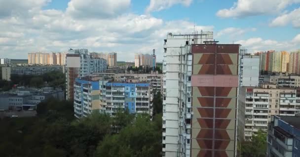 Vista aérea del típico edificio residencial de paneles soviéticos — Vídeos de Stock