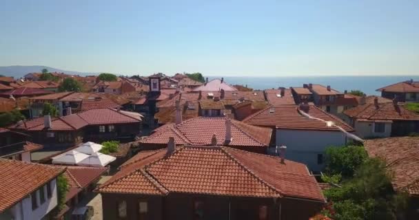 Flygdrönare utsikt över Nesebar gamla stan med massor av måsar, Bulgarien. — Stockvideo
