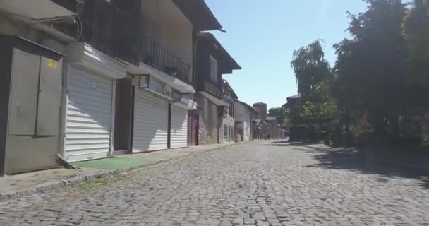 NESEBAR, BULGARIEN - JUNI 2021: Straße der Altstadt von Nessebar, Bulgarien. — Stockvideo