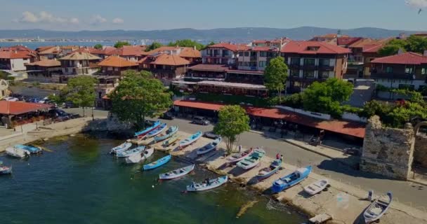 Drohnenblick auf den alten Hafen von Nessebar, Bulgarien — Stockvideo