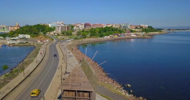 Widok z lotu ptaka na Stary wiatrak i drogę łączącą części Nessebaru, Bułgaria — Wideo stockowe
