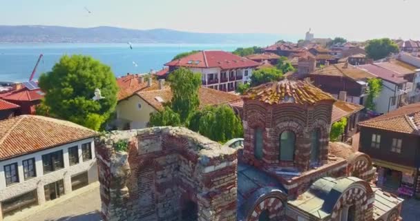 Flygfoto drönare utsikt St John kyrka i Nesebar gamla stan, Bulgarien. — Stockvideo