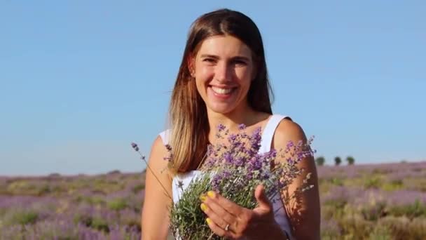 Feliz mujer sonriente sostiene un ramo de lavanda — Vídeos de Stock