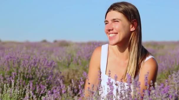 Mulher feliz sentada no campo de lavanda, verão. — Vídeo de Stock