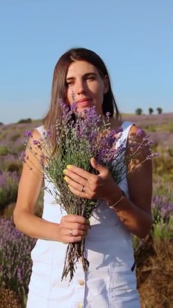 Pionowe wideo kobiety pachnącej bukietem lawendy — Wideo stockowe