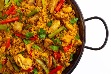 İspanyol paella arroz con pollo 'sunun beyaz arka planda tavuğu.