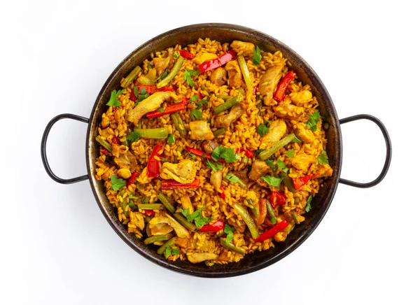 Beyaz arka planda tavuklu İspanyol paella pilavı.