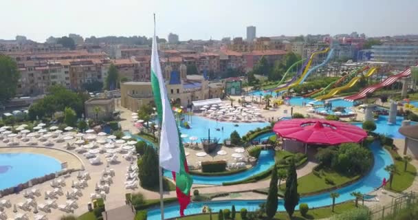 Vista aérea del parque acuático y gran bandera búlgara — Vídeos de Stock