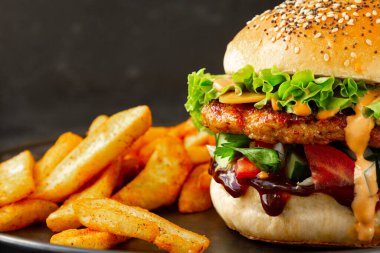 Taze tavuk burger ve patates kızartması.