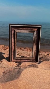 Kumsaldaki fotoğraf çerçevesi. Dikey video biçimi