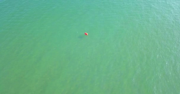 Luchtfoto drone uitzicht op oranje boei in de zee — Stockvideo