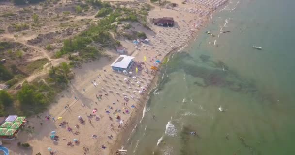 Film z lotu ptaka na piaszczystej plaży, Bułgaria — Wideo stockowe