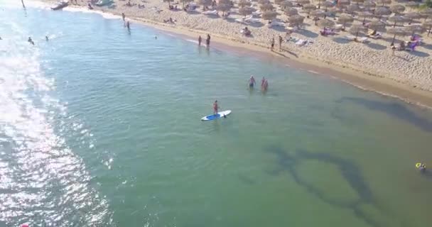 Widok z lotu ptaka na plaży letniej z ludźmi w wodzie — Wideo stockowe
