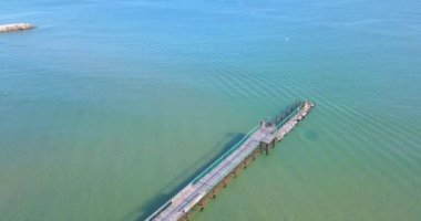 Tahta İskelenin denizdeki hava aracı görüntüsü