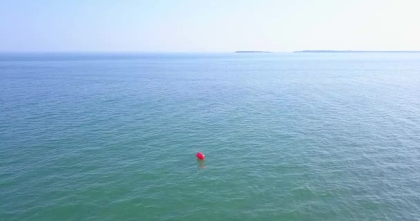 Widok z lotu ptaka samotna boja w morzu — Wideo stockowe