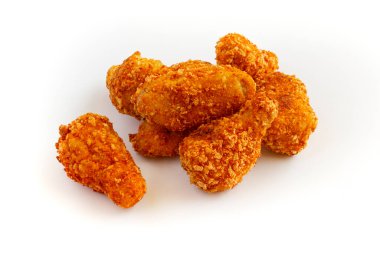 Beyaz arka planda izole edilmiş bir yığın kızarmış tavuk..