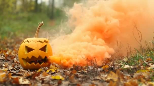 Vyřezávaná halloweenská dýně s kouřem vycházejícím z děr — Stock video