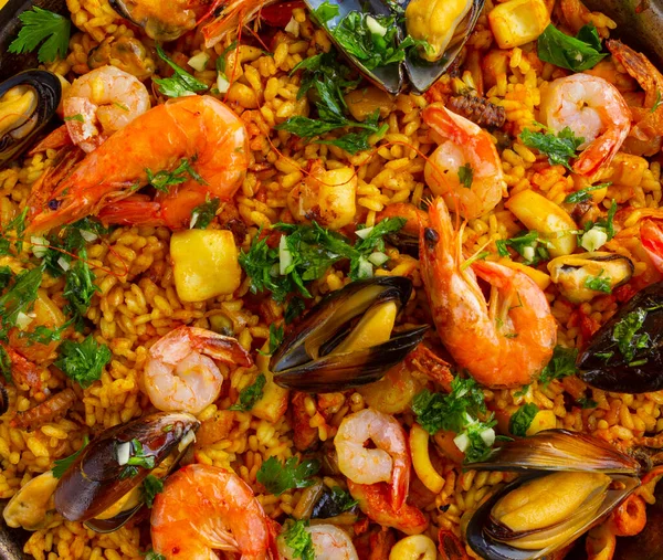 İspanyol deniz ürünleri paella 'sının yakın çekimi.