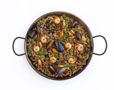 Beyaz arka planda siyah paella, karides, midye ve mürekkep balığı mürekkebi.