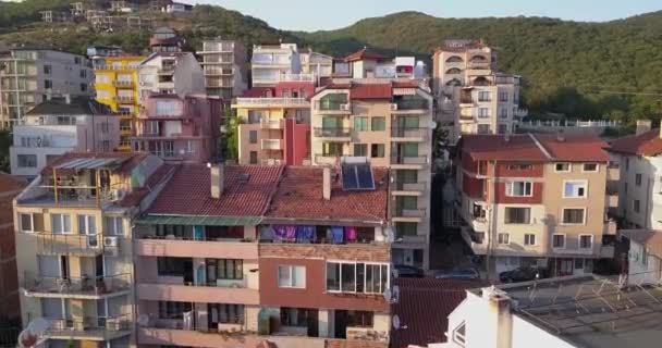 Drone antenn syn på de typiska bulgariska bostadshus i södra Bulgarien. — Stockvideo