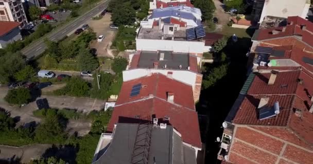 Vista aérea drone dos telhados vermelhos com painéis solares no sul da Bulgária. — Vídeo de Stock