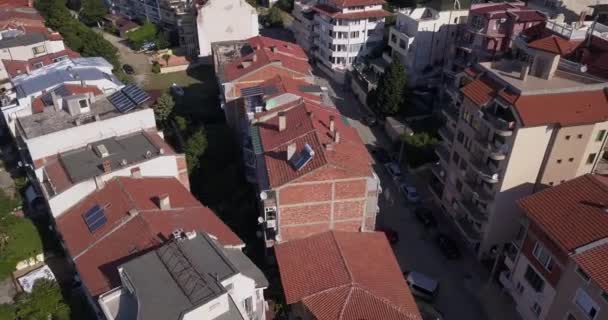 Drone vista aerea dei tetti rossi con pannelli solari nel sud della Bulgaria. — Video Stock