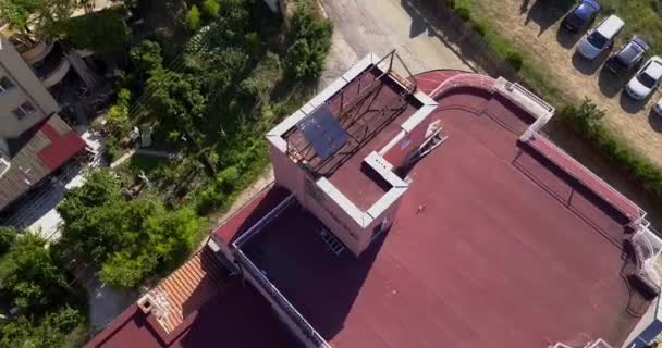 Drone Widok okręgu czerwonego dachu z panelami słonecznymi — Wideo stockowe