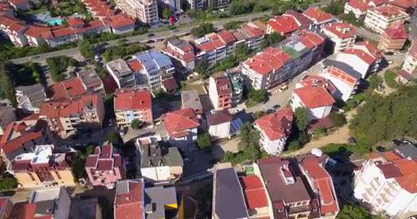 Drone vista aérea das casas com telhados vermelhos pelo mar no sul da Bulgária. — Vídeo de Stock