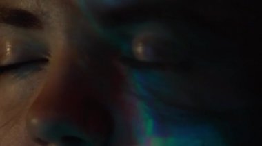 Neon ışıklarının altında açılan genç kadınların aşırı yakınlaşması..