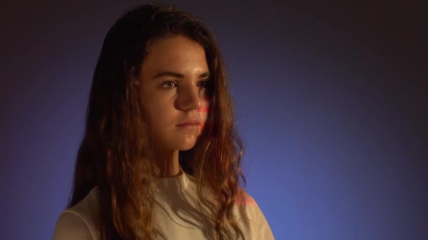 Close-up de Serious menina adolescente com Reflexão em seu rosto. Estúdio — Vídeo de Stock