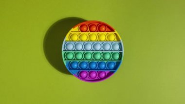 Çok renkli silikon anti-stres oyuncağıyla hareket animasyonunu durdur.