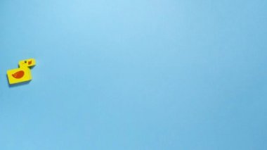 Çocuk spor ayakkabıları ve oyuncak ördek animasyonları