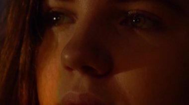 Genç kadınların aşırı yakınlaşması.