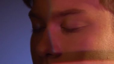 Projektör yansıması ile genç adamın gözlerini kapat